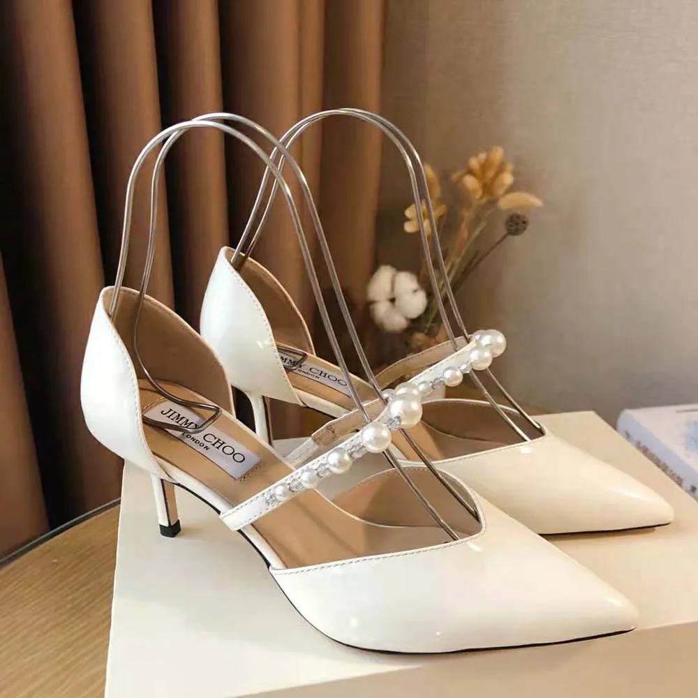 Jimmy Choo Zapatos de tacón en punta Aurelie 85 Latte de charol con adorno de perlas para mujer