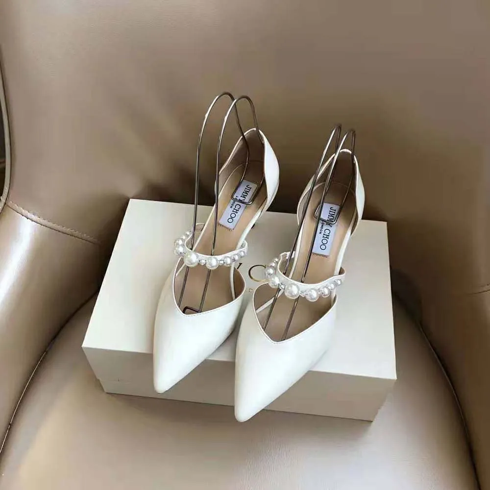 Jimmy Choo Zapatos de tacón en punta Aurelie 85 Latte de charol con adorno de perlas para mujer