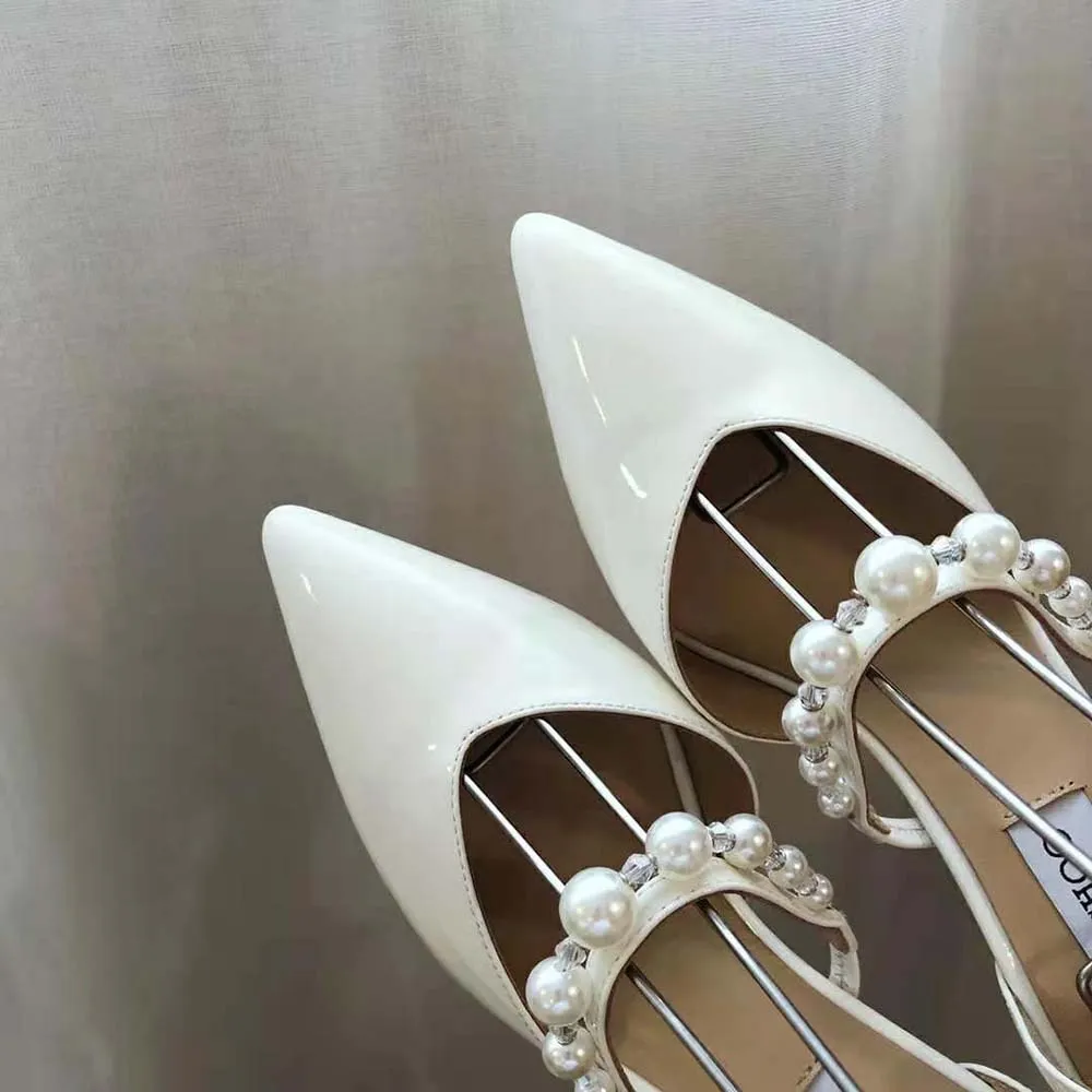 Jimmy Choo Zapatos de tacón en punta Aurelie 85 Latte de charol con adorno de perlas para mujer