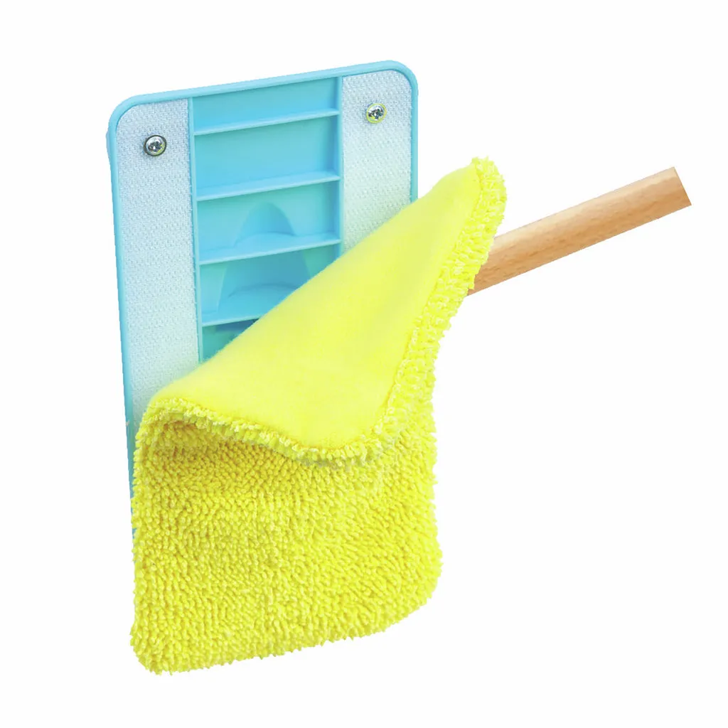 Juego de limpieza con escoba · Hape