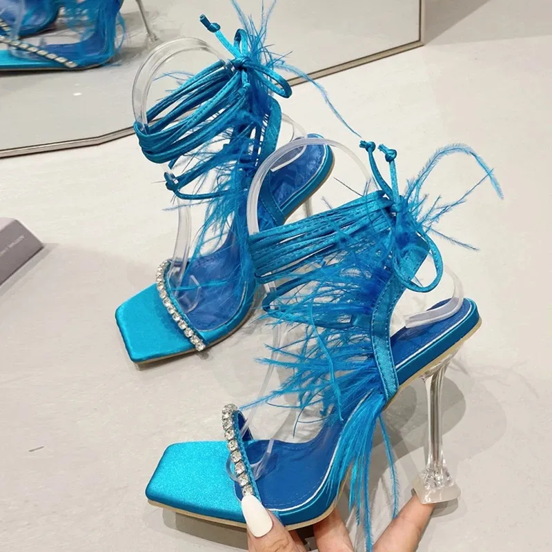 Liyke Nuevo diseño Sandalias de mujer Crystal Fashion Fuzzy Feather Summer Tisos Transparentes High Party Banquete Zapatos Blanc