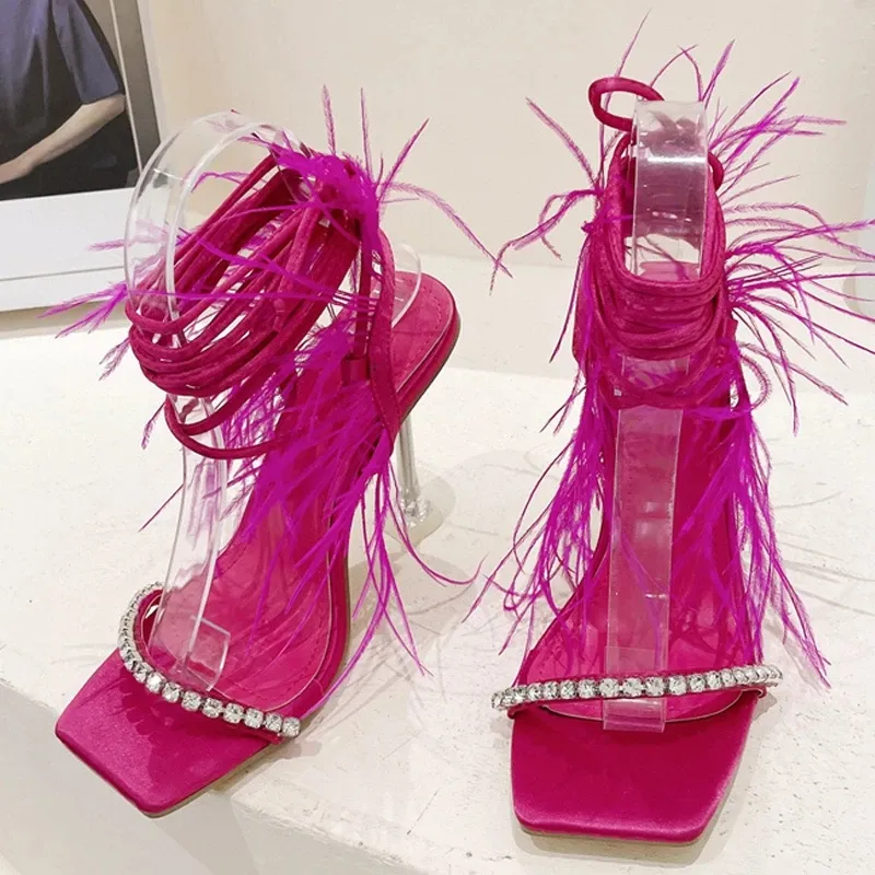 Liyke Nuevo diseño Sandalias de mujer Crystal Fashion Fuzzy Feather Summer Tisos Transparentes High Party Banquete Zapatos Blanc