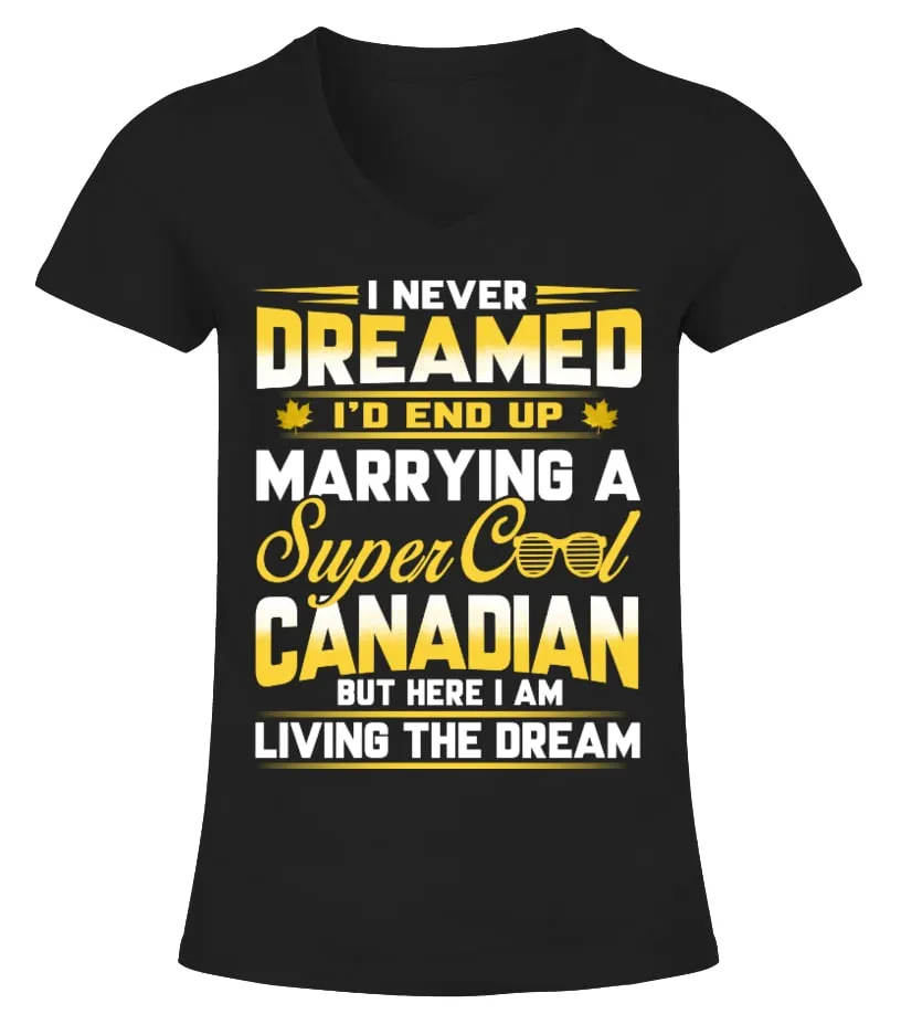 Marrying a Super Cool CANADIAN Camiseta cuello pico Mujer