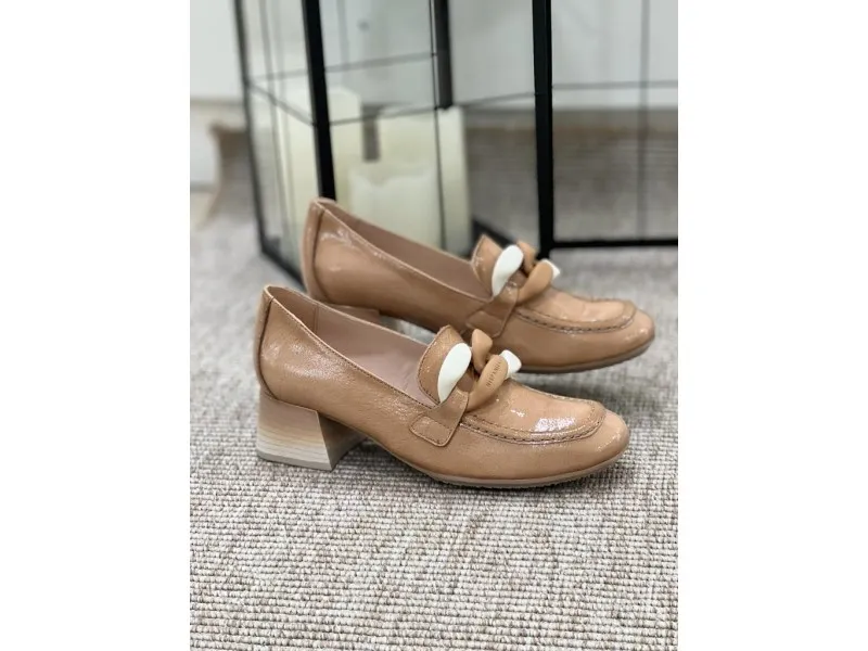 MOCASÍN CON TACÓN ETNA HV232482 HISPANITAS EN COLOR BEIGE