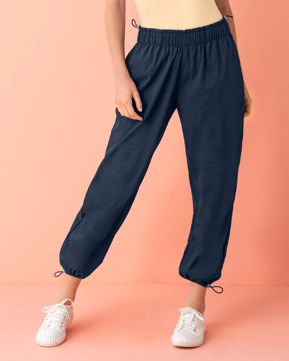 Pantalón tipo jogger con elásticos en cintura y botas regulables