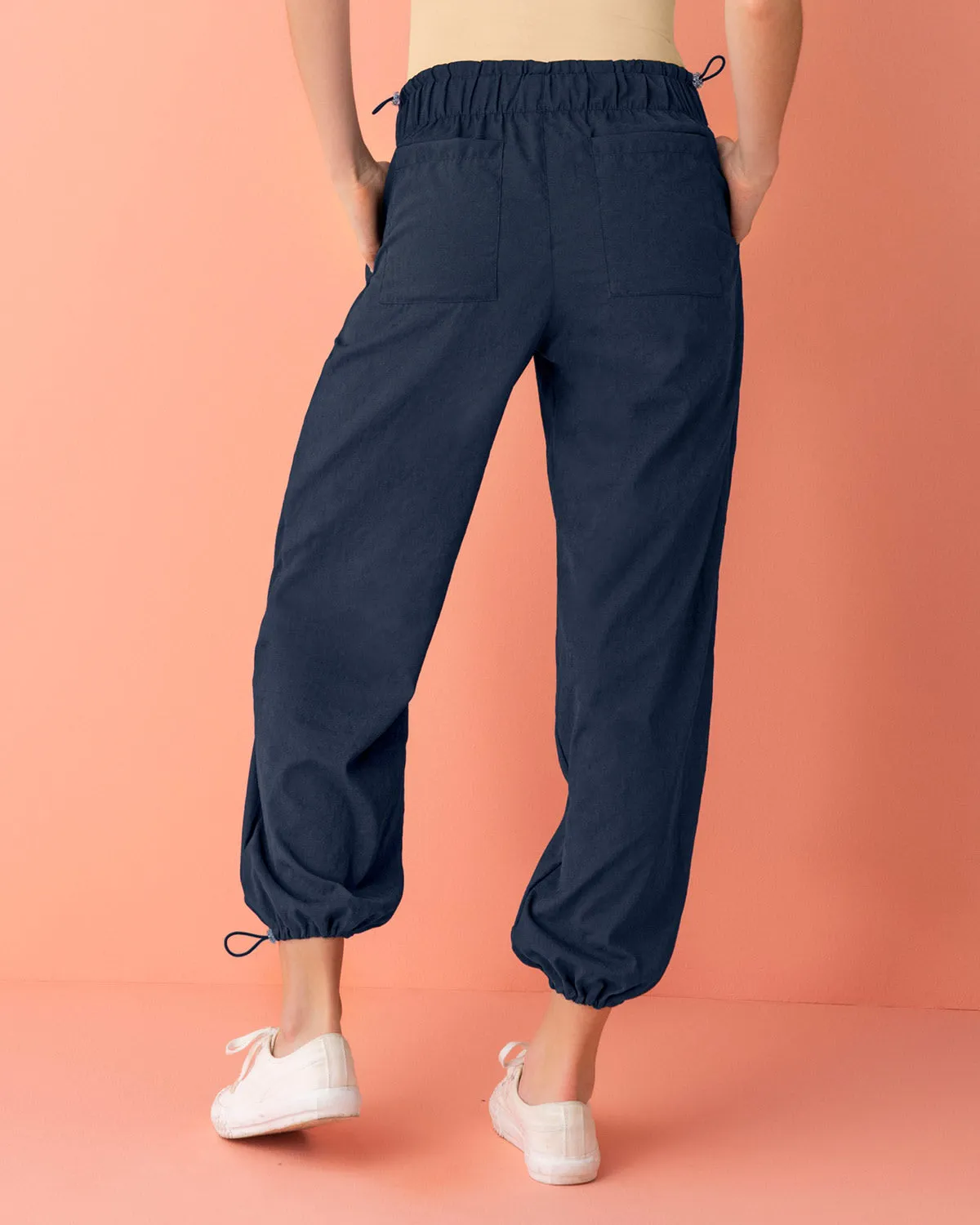 Pantalón tipo jogger con elásticos en cintura y botas regulables