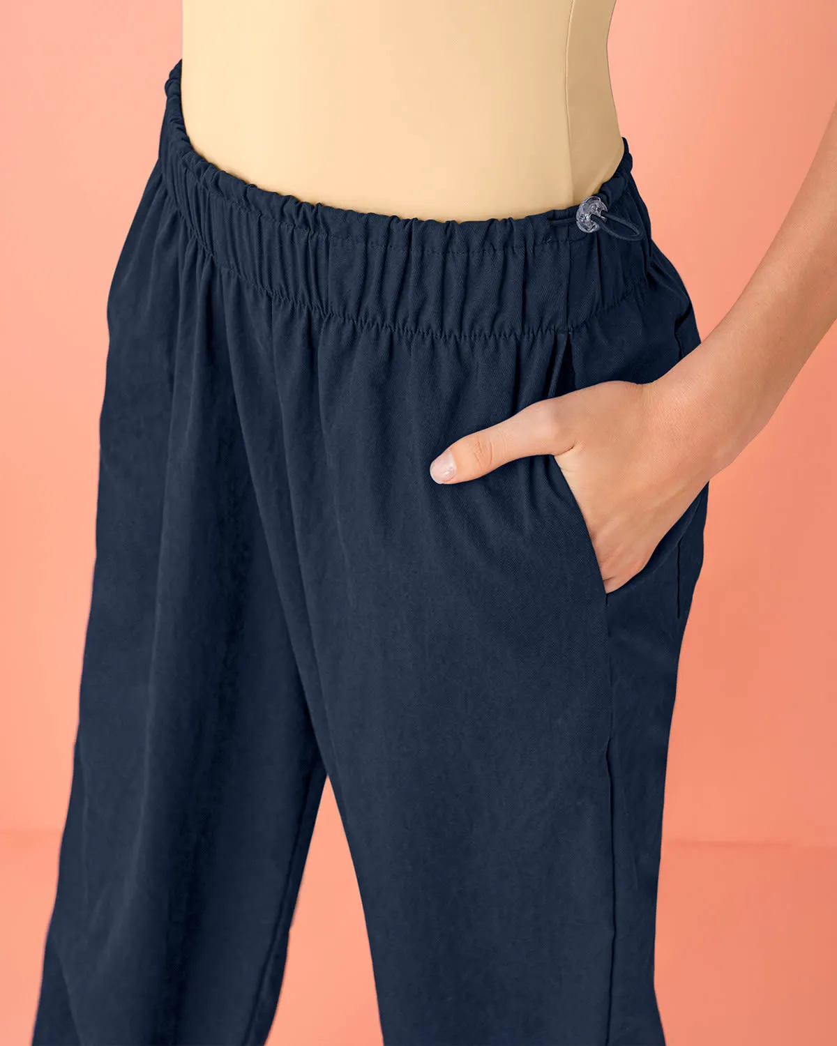 Pantalón tipo jogger con elásticos en cintura y botas regulables