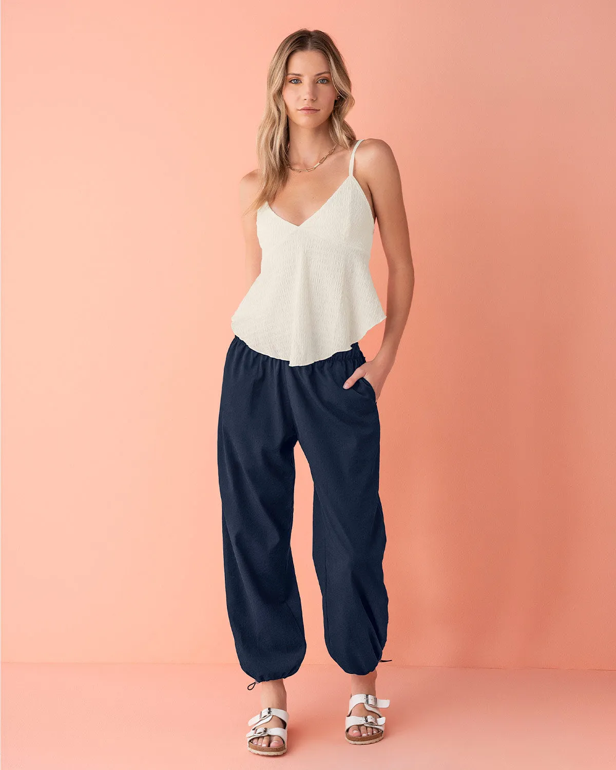 Pantalón tipo jogger con elásticos en cintura y botas regulables
