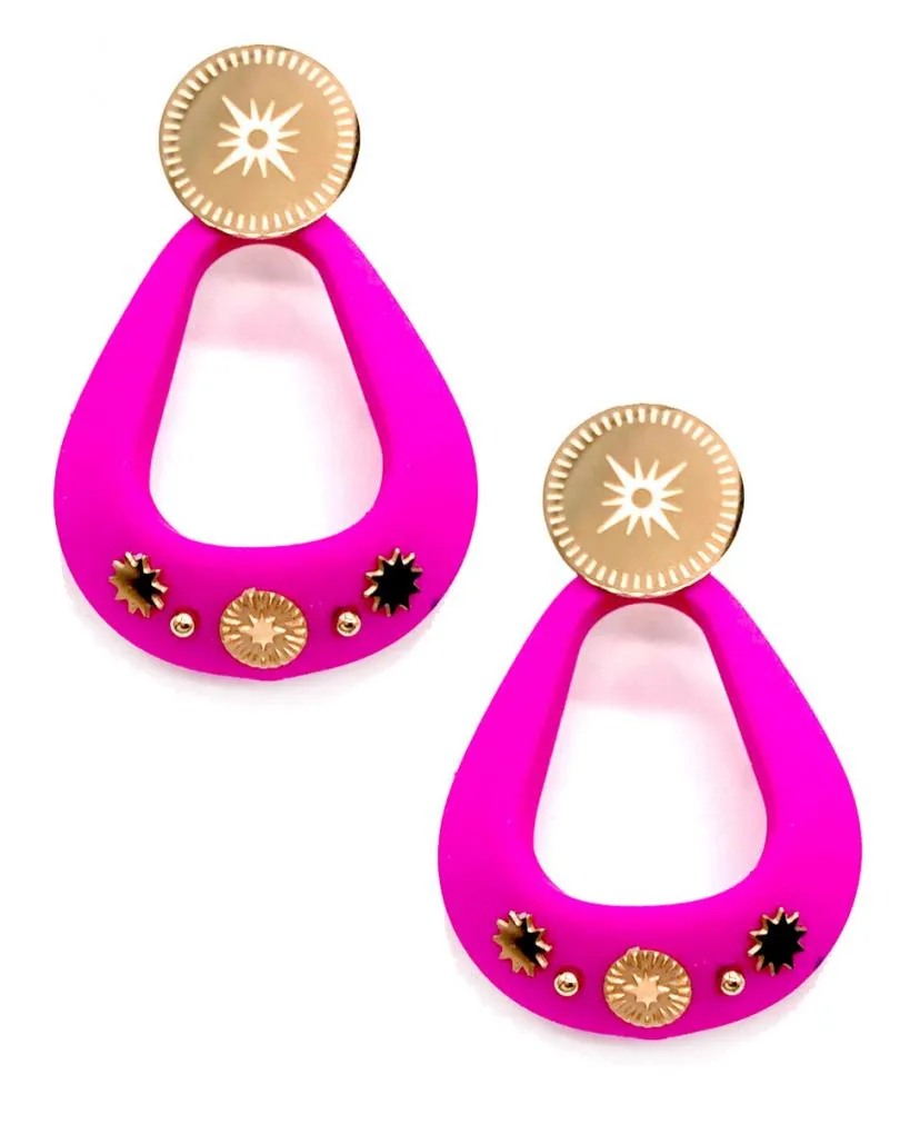 PENDIENTES FUCSIAS DE ARO IRREGULAR DECORADO EN DORADO