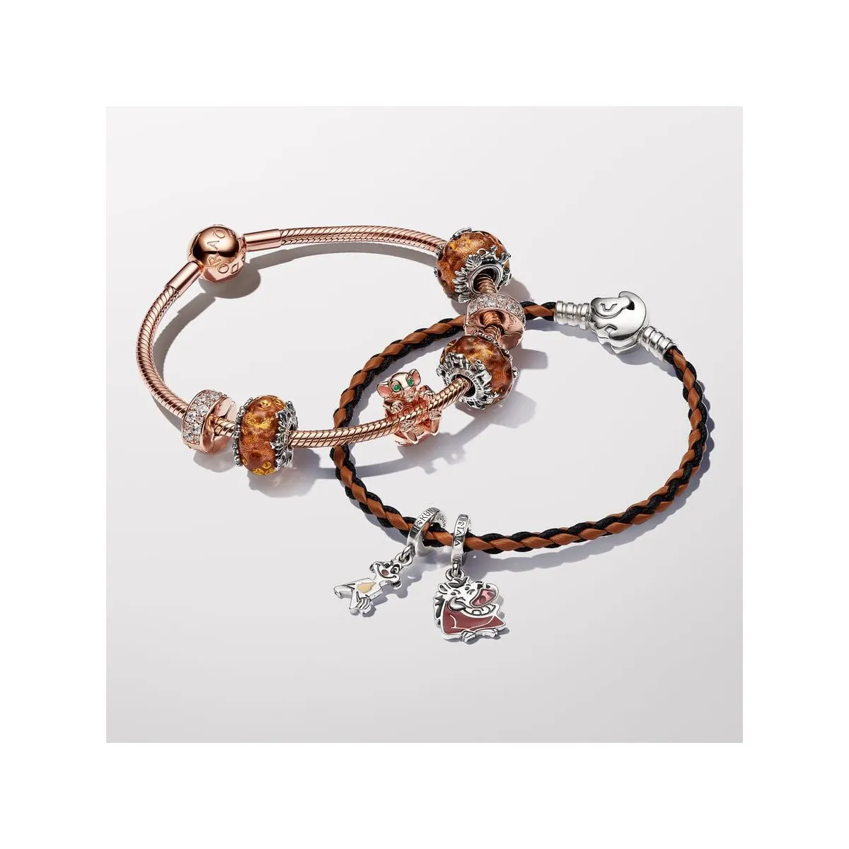 PULSERA CUERO PANDORA MOMENTS CIERRE REY LEóN  PANDORA