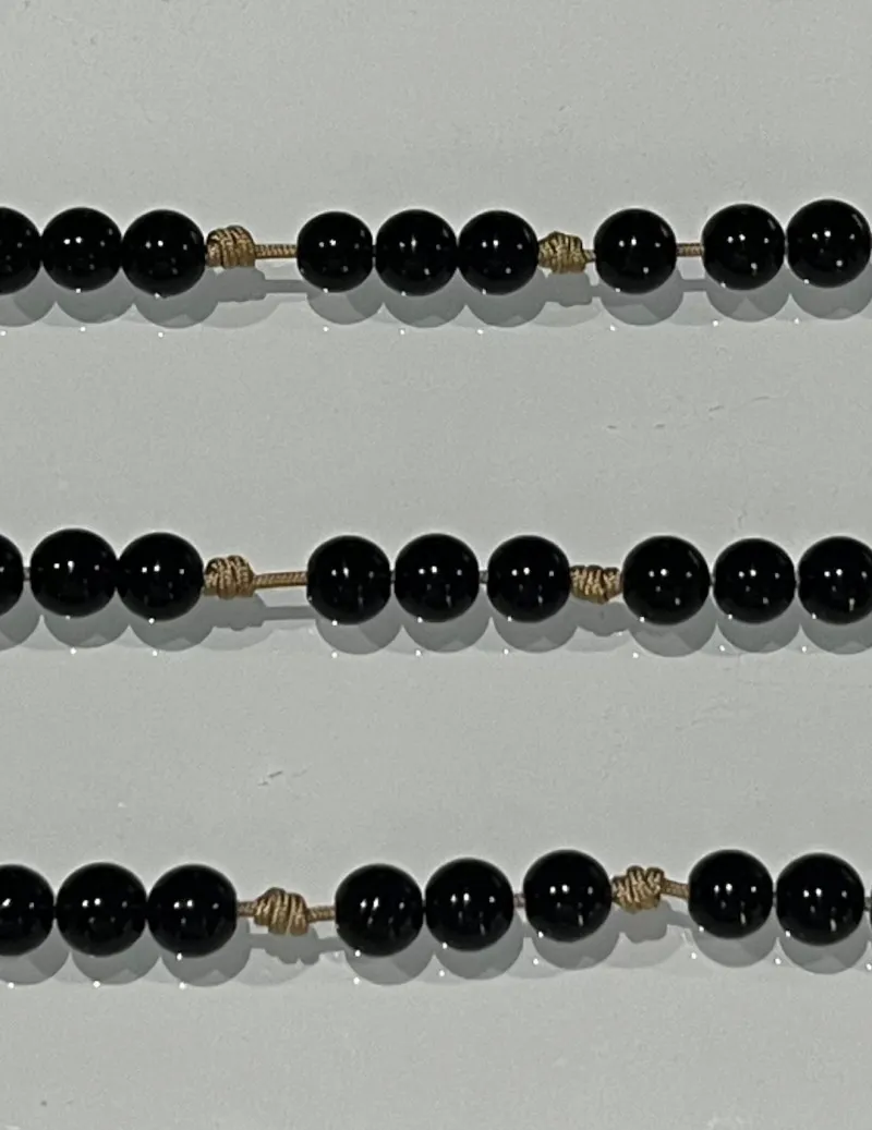 Pulsera medio Rosario beige natural stone negras