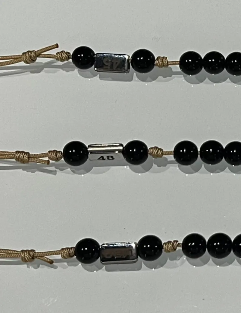 Pulsera medio Rosario beige natural stone negras