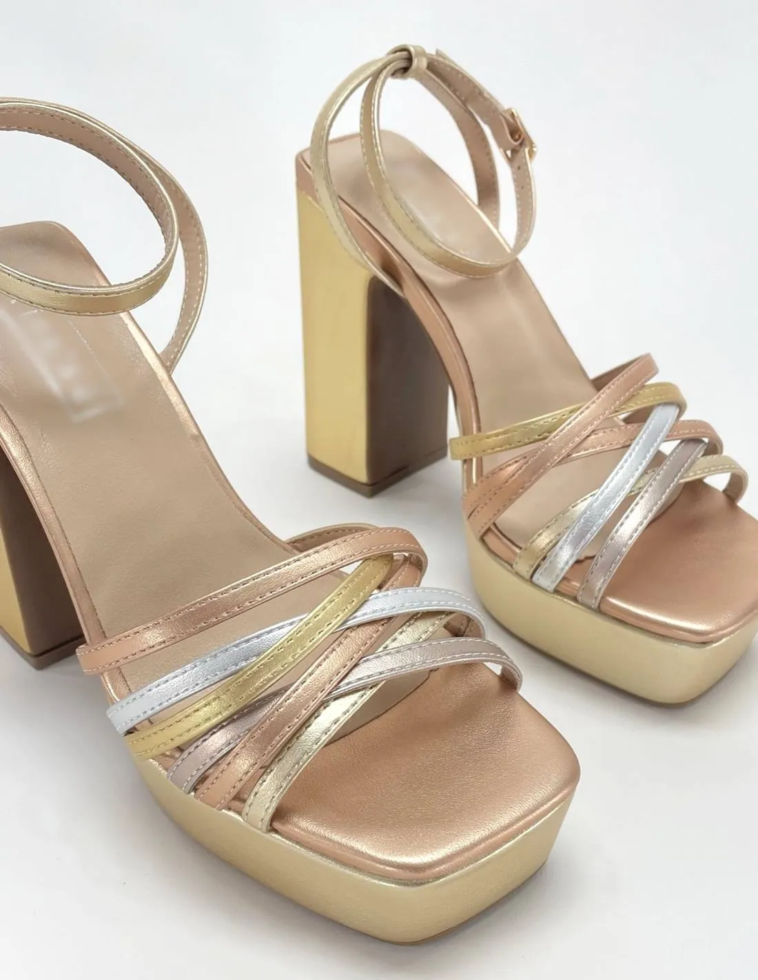 Sandalia clip dorada multi