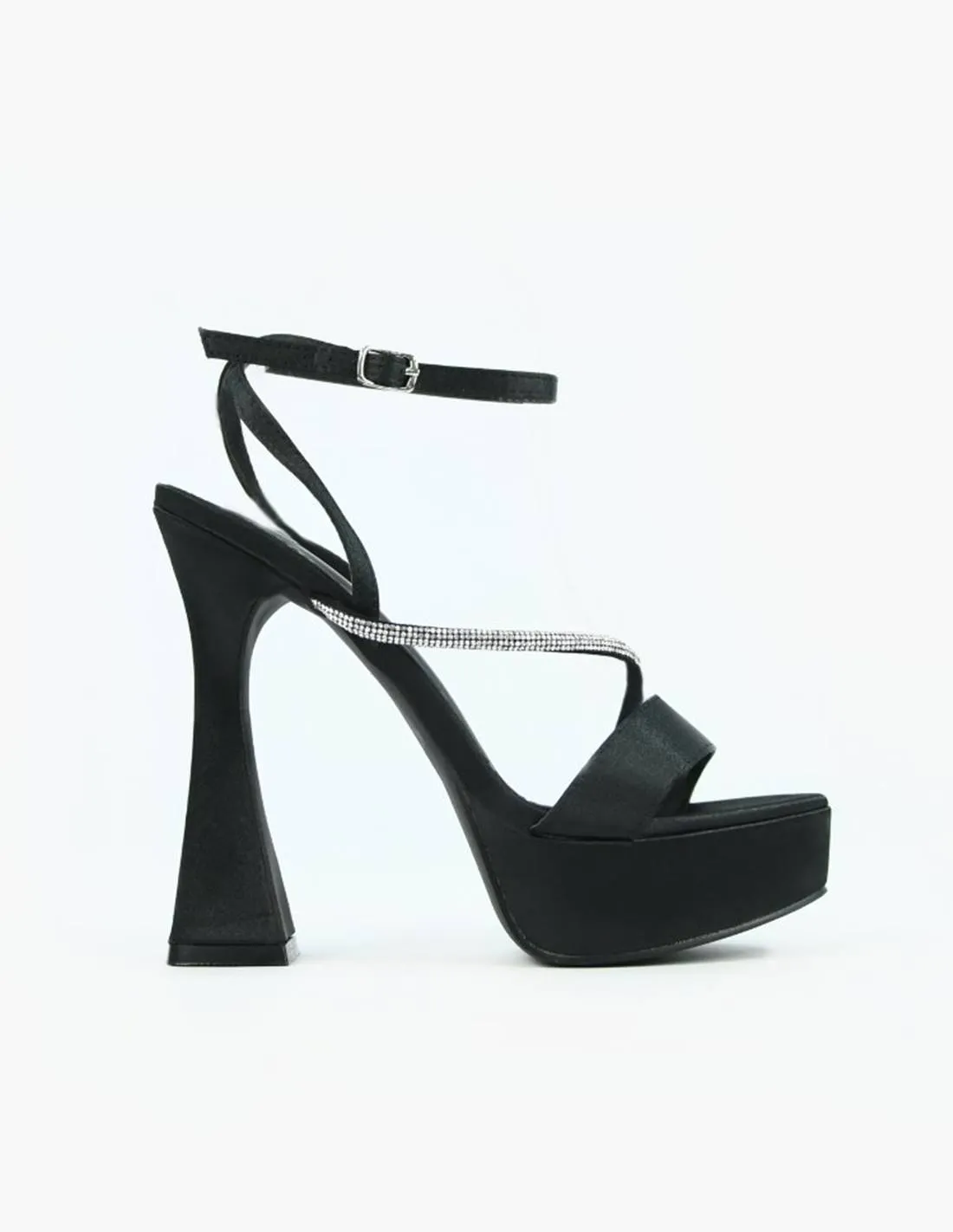 Sandalia negra con brillantes