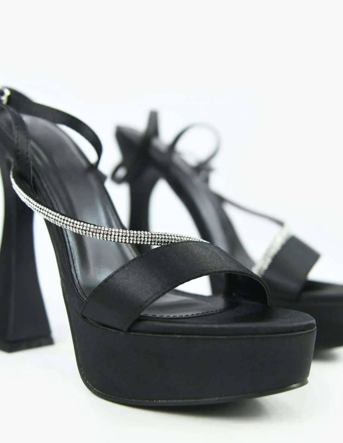 Sandalia negra con brillantes