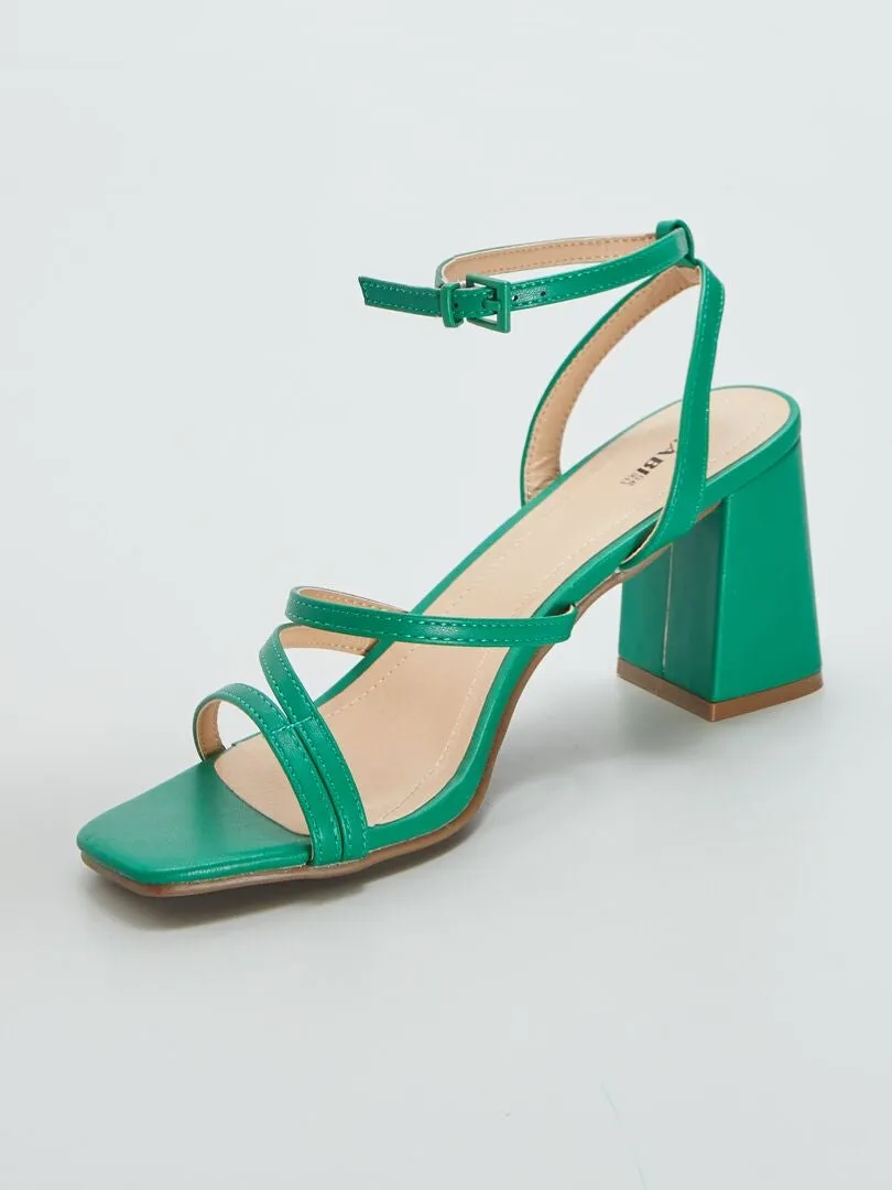 SANDALIAS CON TACóN CUADRADO CON TIRAS  VERDE