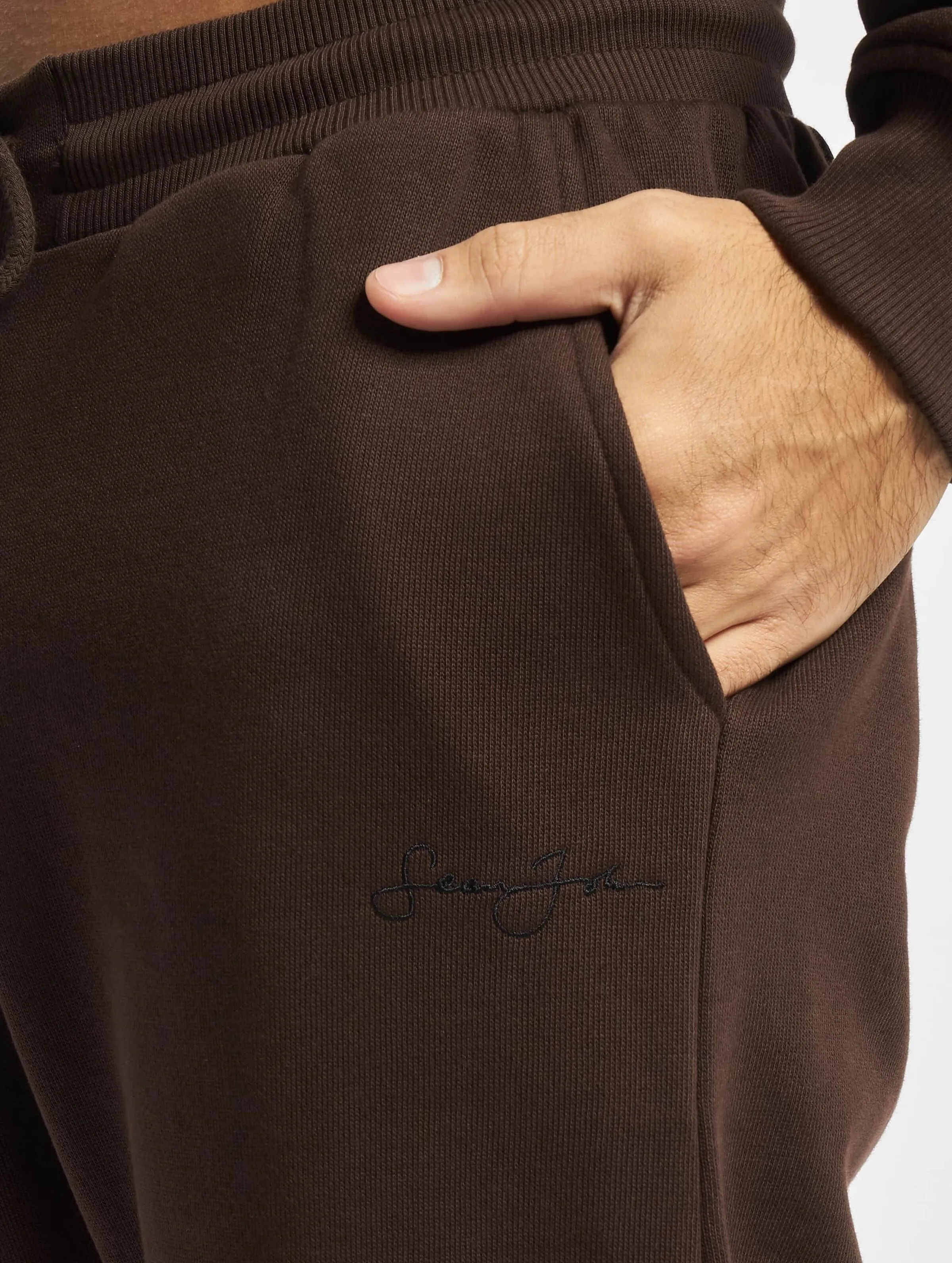 Script Logo Essential 