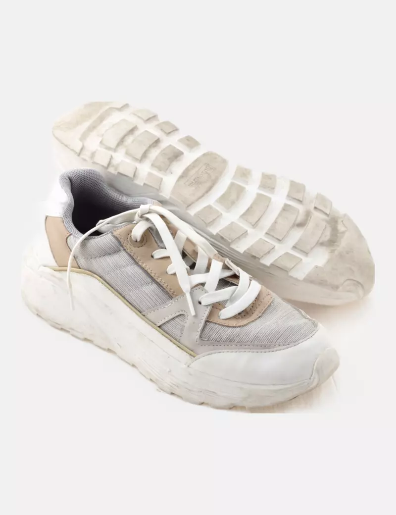 Stradivarius Deportiva gris cordones
