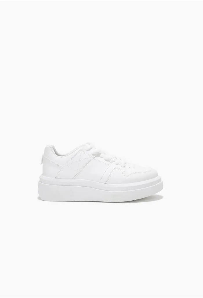 Tenis con cordones renovados