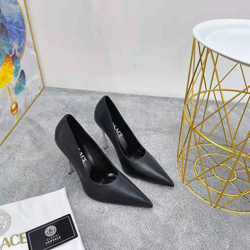 VERSACE MUJER ZAPATOS DE SALóN PINPOINT EN PIEL DE BECERRONEGRO