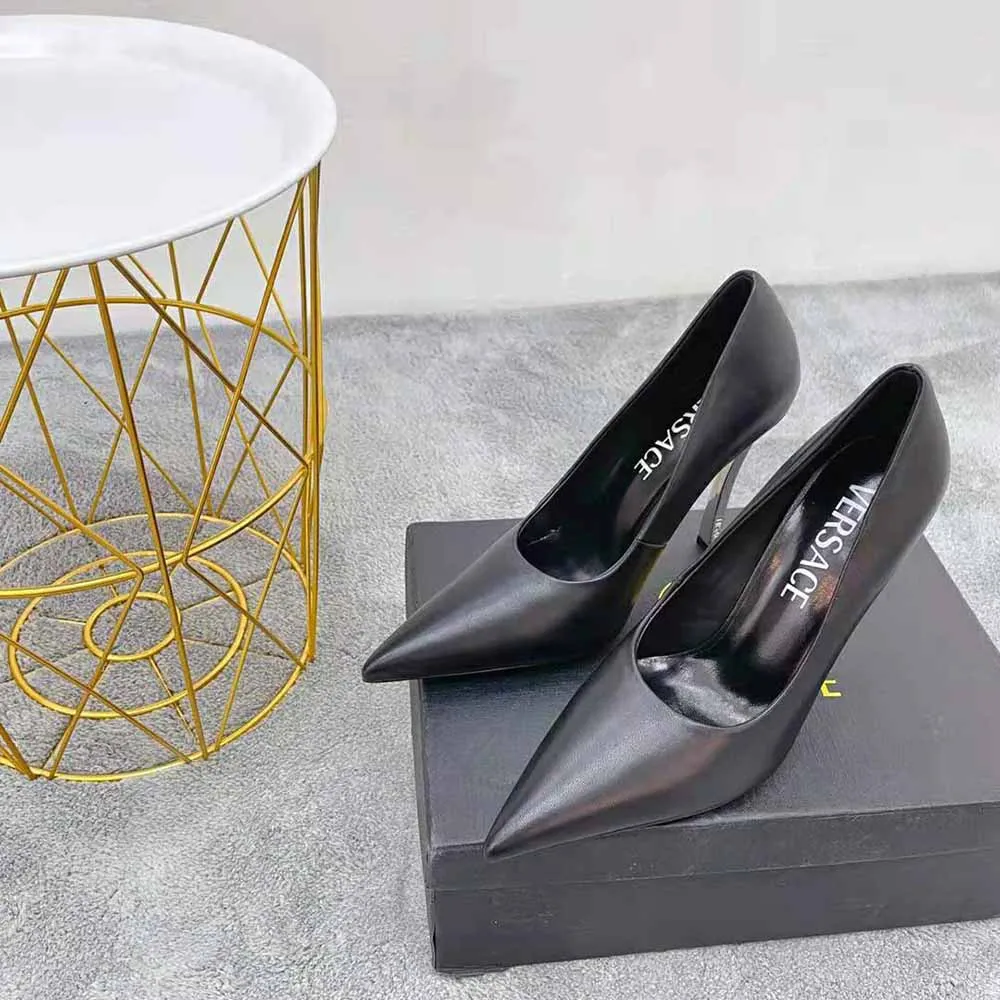 VERSACE MUJER ZAPATOS DE SALóN PINPOINT EN PIEL DE BECERRONEGRO