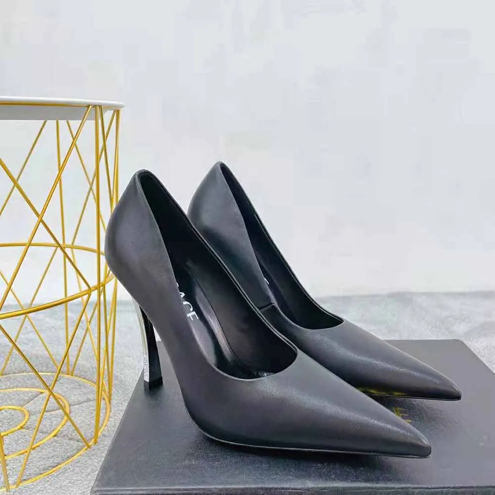 VERSACE MUJER ZAPATOS DE SALóN PINPOINT EN PIEL DE BECERRONEGRO