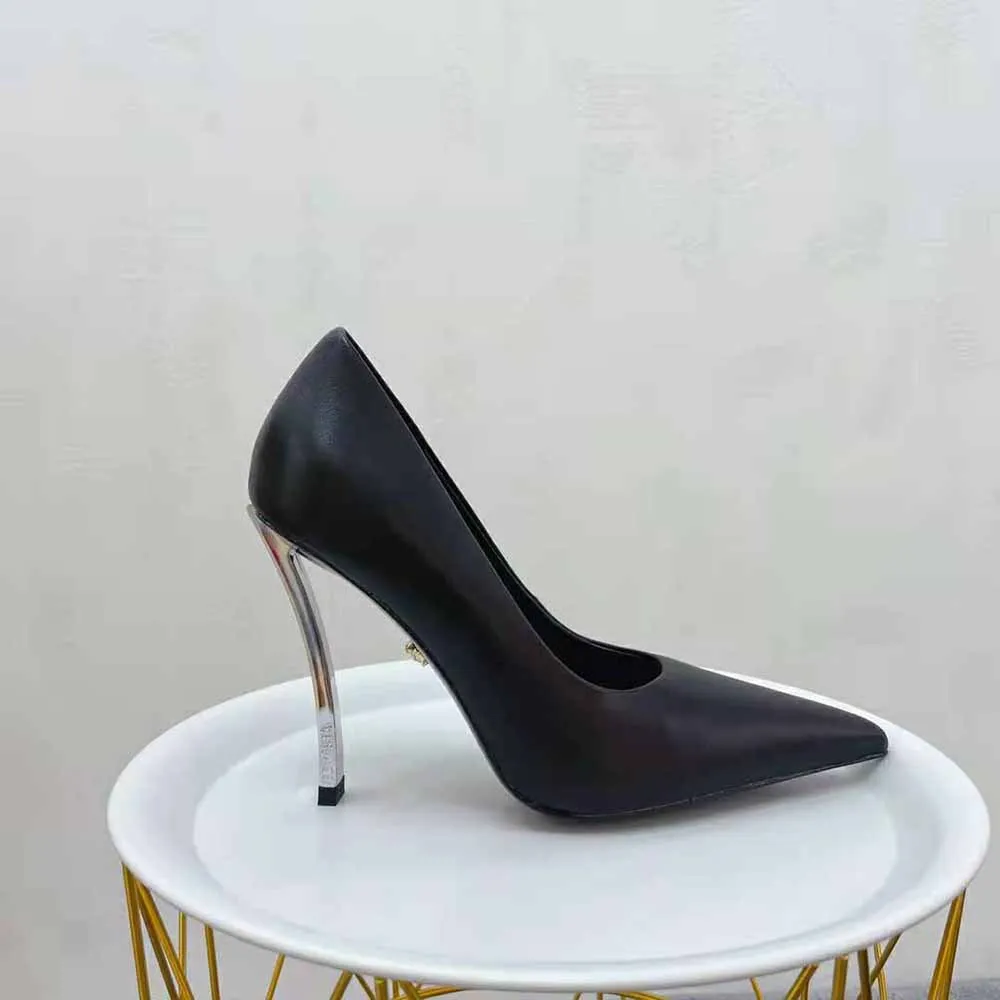 VERSACE MUJER ZAPATOS DE SALóN PINPOINT EN PIEL DE BECERRONEGRO