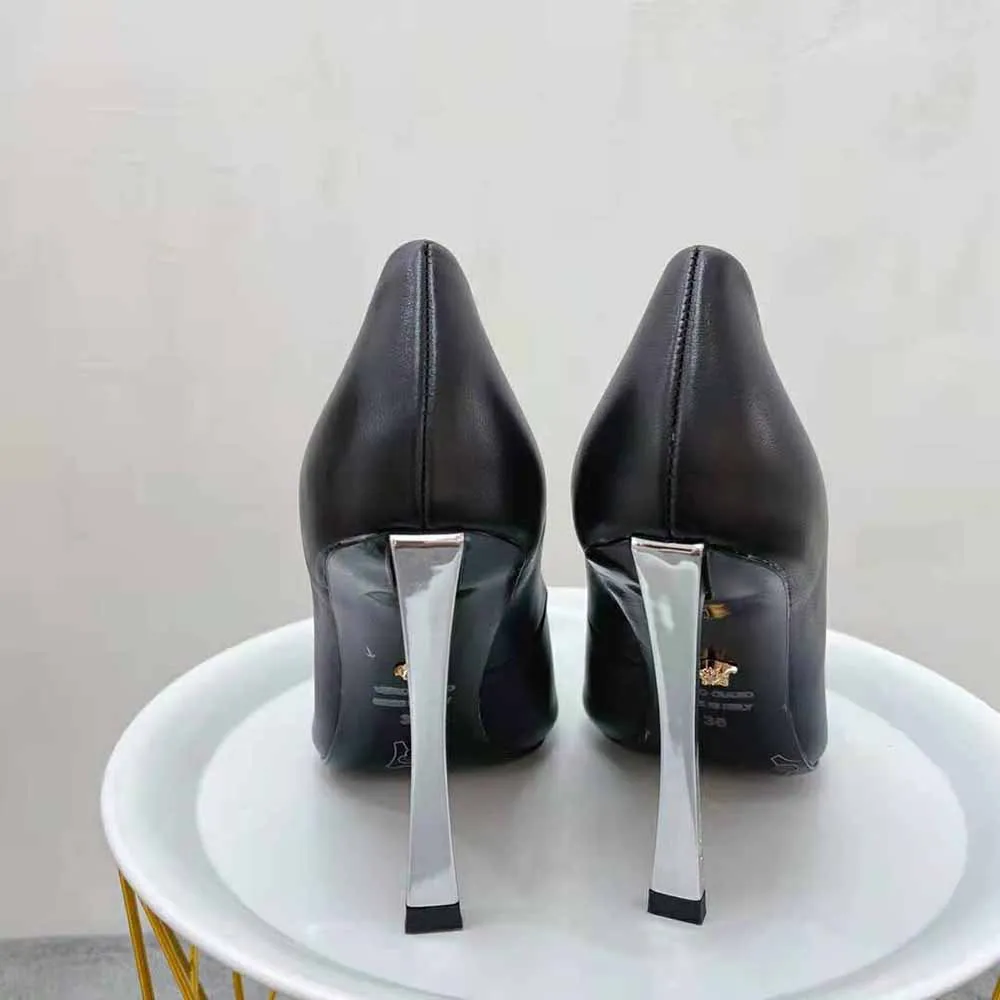 VERSACE MUJER ZAPATOS DE SALóN PINPOINT EN PIEL DE BECERRONEGRO