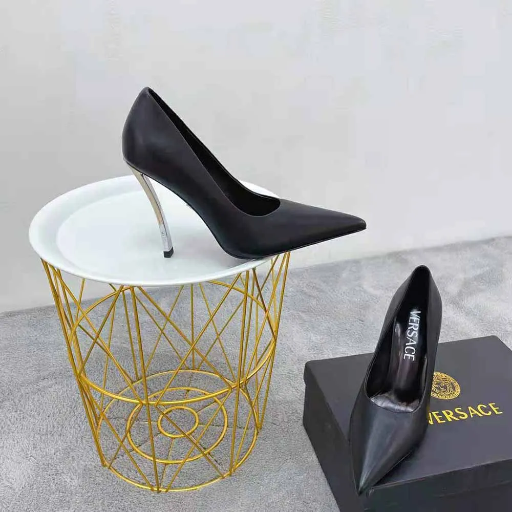 VERSACE MUJER ZAPATOS DE SALóN PINPOINT EN PIEL DE BECERRONEGRO