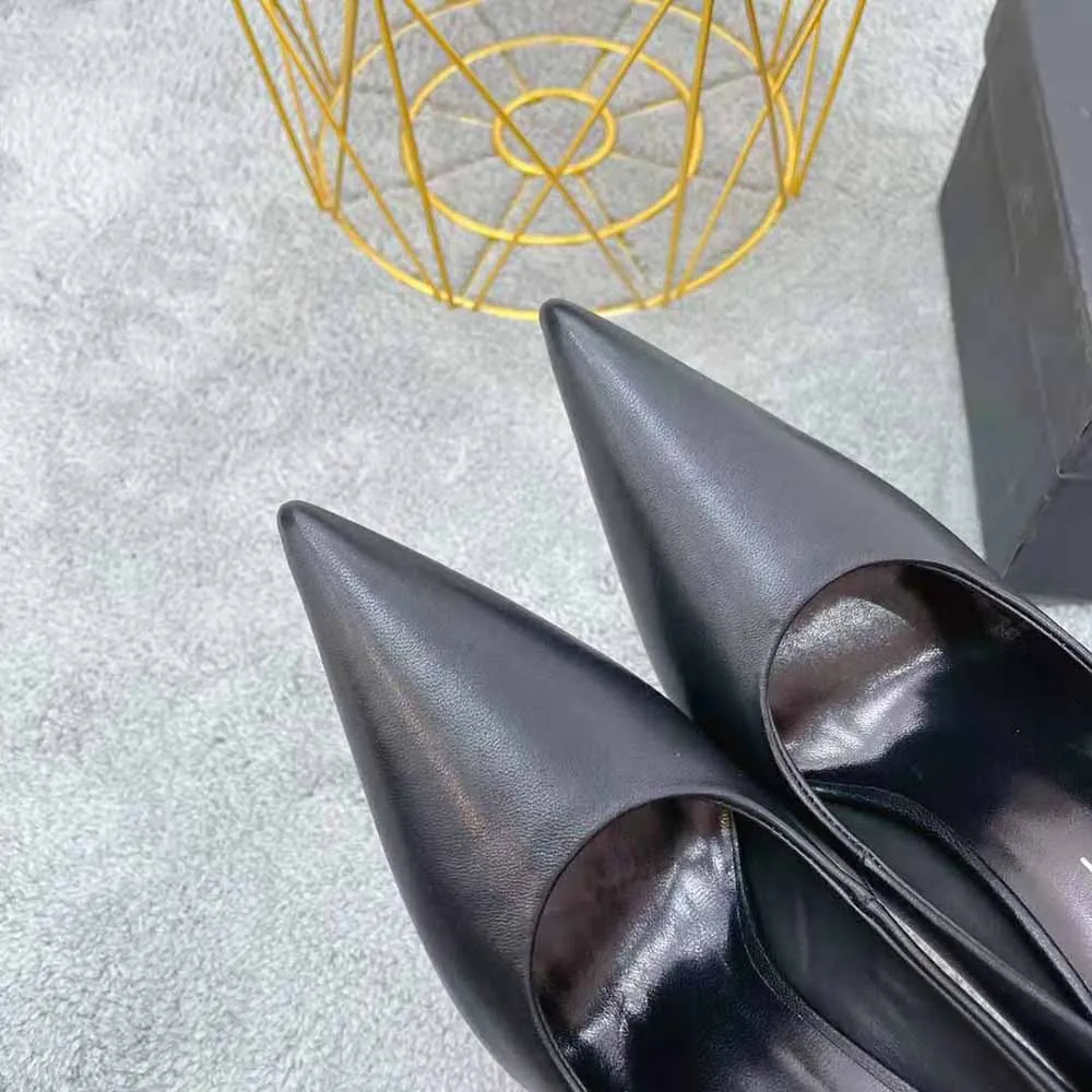 VERSACE MUJER ZAPATOS DE SALóN PINPOINT EN PIEL DE BECERRONEGRO