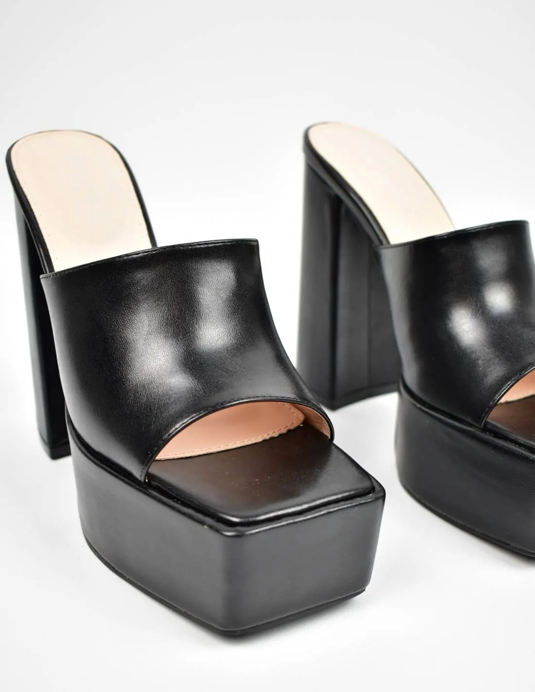 Zueco negro con plataforma | Party